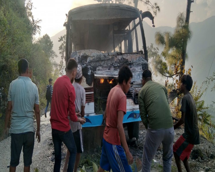 गुडिरहेको बसमा आगोको मुस्लो, बसमा रहेका सामान जले, ३२ यात्रु अलपत्र